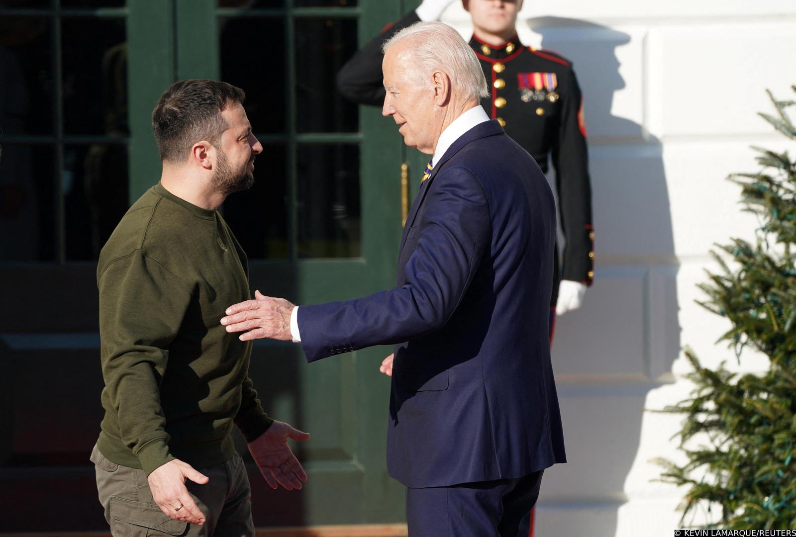U.S. President Joe Biden welcomes Ukraine's President Volodymyr Zelenskiy on the South Lawn at the White House in Washington, U.S., December 21, 2022. REUTERS/Kevin Lamarque Photo: KEVIN LAMARQUE/REUTERS