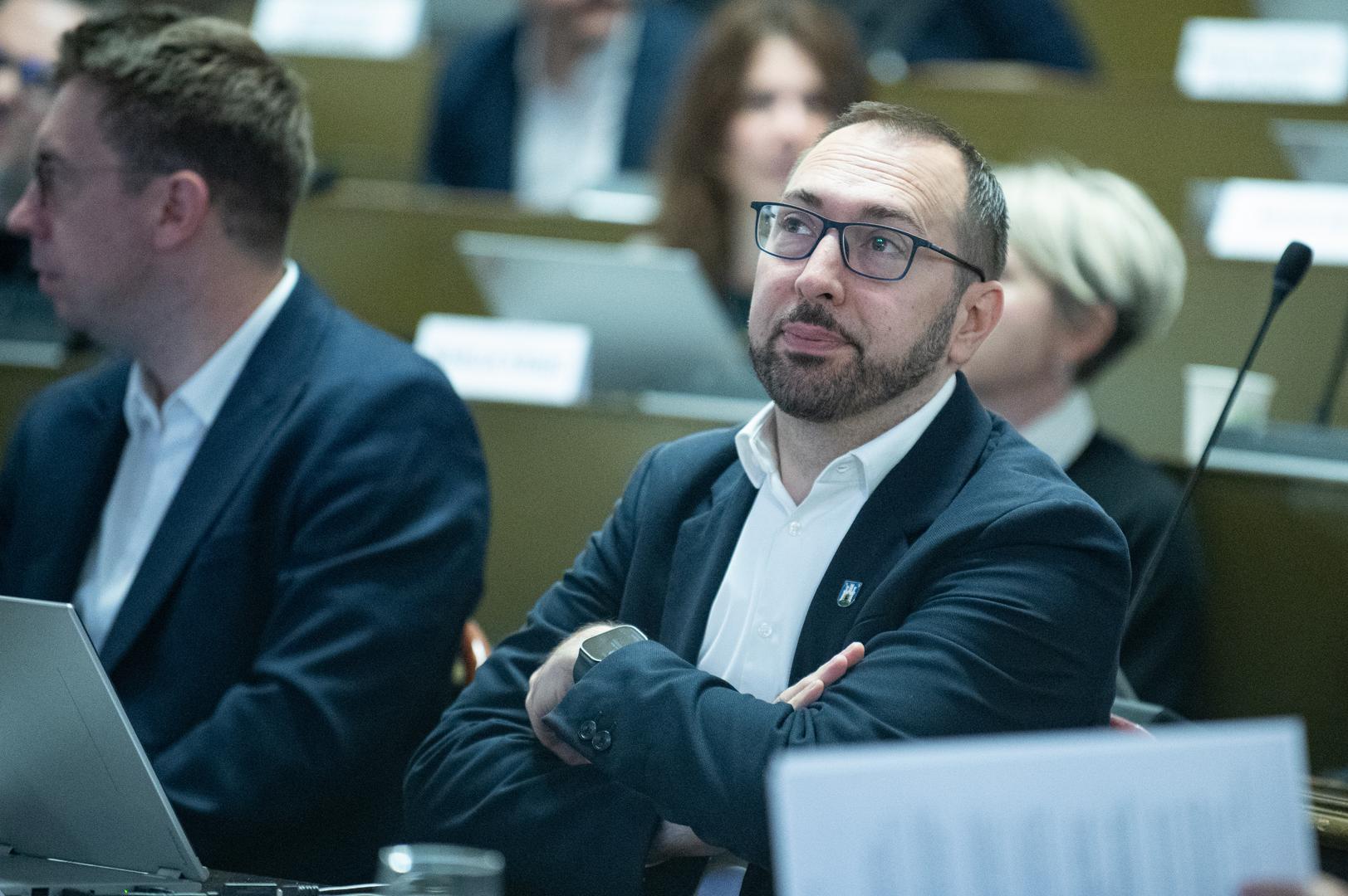  Predsjedavajući će tako imati pune ruke posla jer će umjesto elektroničkog bilježenja glasova morati prebrojavati podignute ruke skupštinara.

