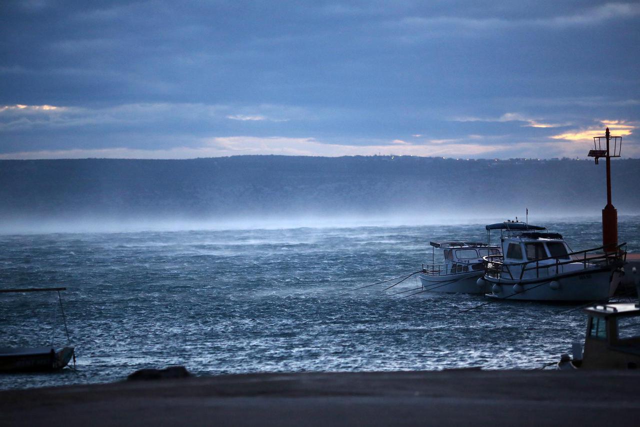 Zadar: Orkanska bura mjestimice dostiže brzinu od 200 kilometara na sat