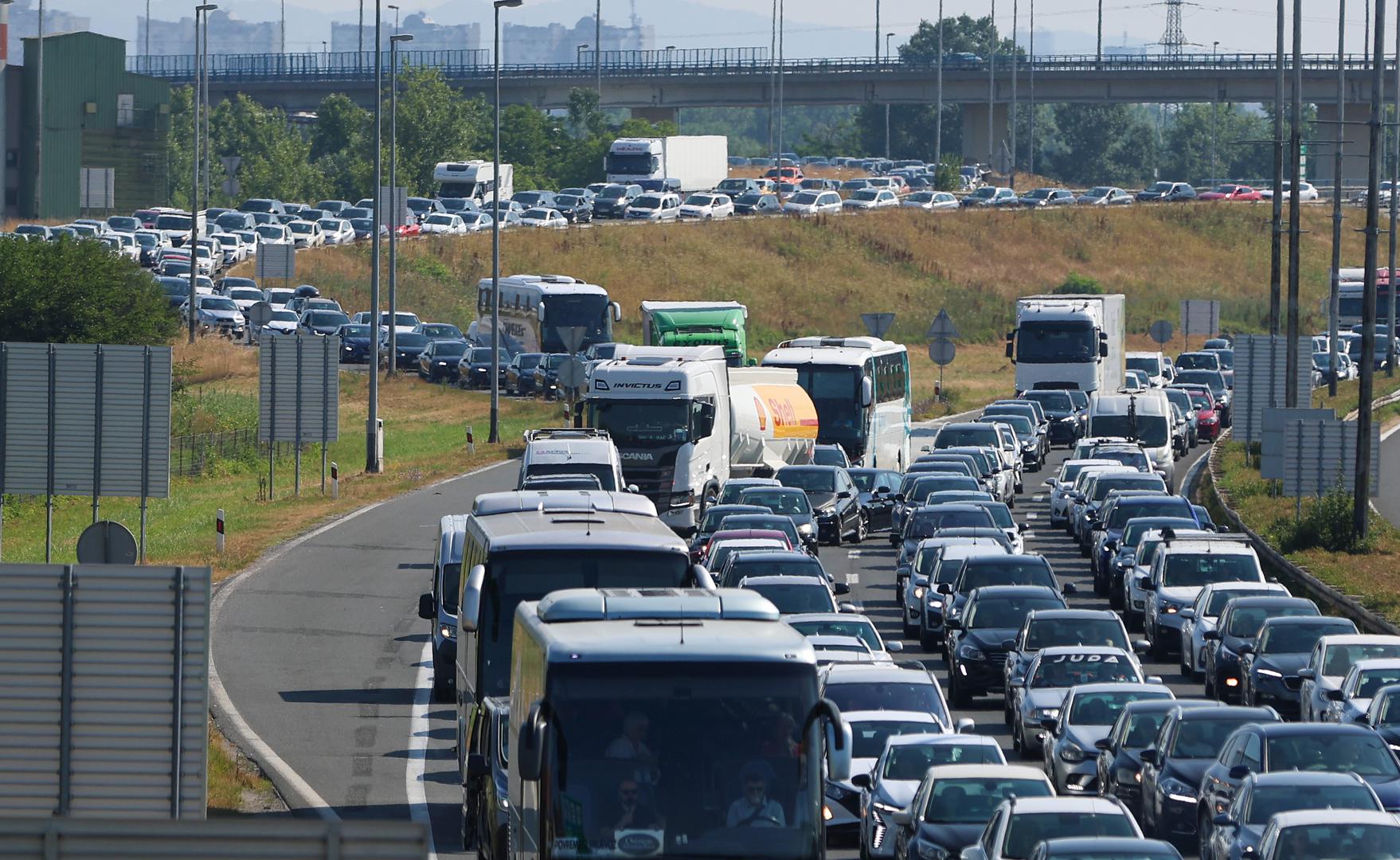 Pojačan je promet na cestama u smjeru mora, mogući su zastoji i vožnja u koloni, osobito na dionicama gdje su u tijeku radovi, a kolona od sedam kilometara je na prilazu NP Lučko u smjeru mora iz smjera čvora Buzin (A3), izvijestili su u četvrtak ujutro iz Hrvatskog auto-kluba (HAK).
