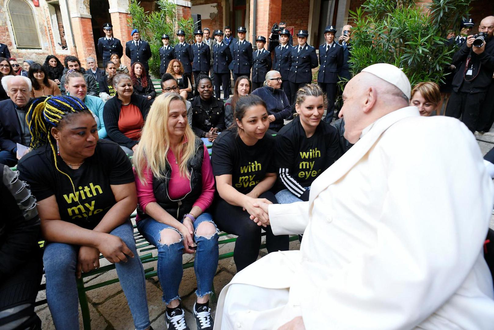 Pope Francis meets with the faithful at the Venice Women's Prison on the Island of Giudecca, Venice, Italy April 28, 2024.   Vatican Media/­Handout via REUTERS    ATTENTION EDITORS - THIS IMAGE WAS PROVIDED BY A THIRD PARTY. Photo: Divisione Produzione Fotografica/REUTERS