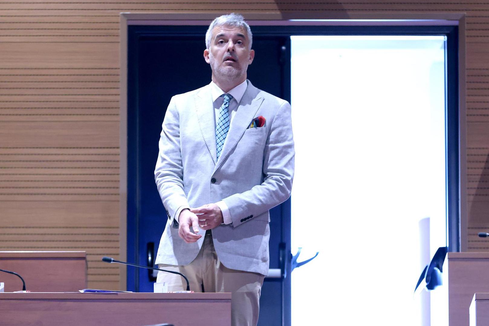 U političkom životu profilirao se kao konzervativni intelektualac, ali i zagovornik odgovorne i autentične politike koja se ne boji polemike.