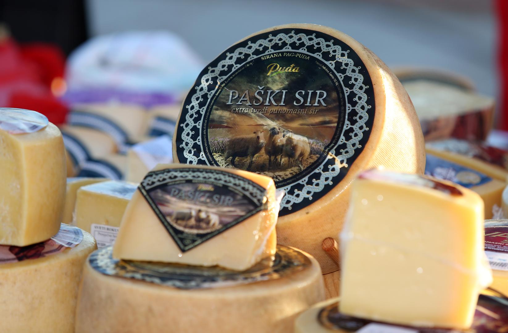 25. Paški sir - ovčji sir tvrdog tijesta proizveden iz punomasnog ovčjeg mlijeka izvorne pasmine paška ovca, a koje tijekom cijele godine borave na pašnjacima unutar područja otoka Paga. Pritom se ovce hrane aromatičnim i ljekovitim biljem zbog kojeg mlijeko od kojeg se proizvodi sir dobiva jedinstvene prehrambene osobine.