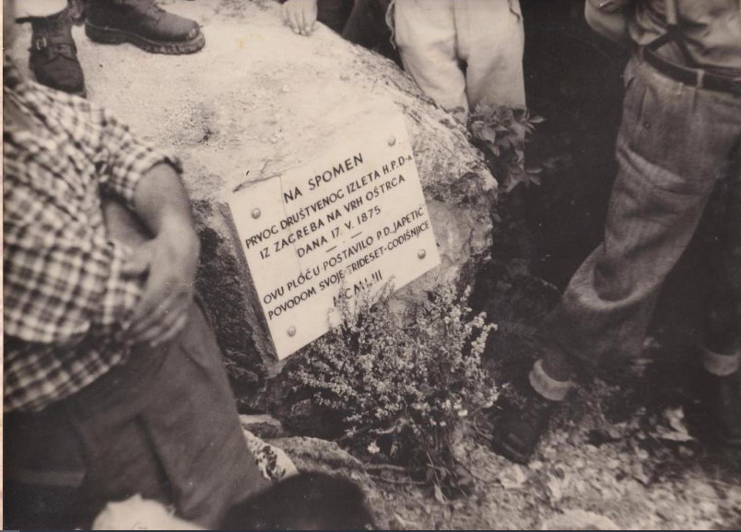 U spomen na prvi planinarski izlet 1953. otkrivena je ploča na Oštrcu, a planinari su potom sve proslavili kod Šoićeve kuće