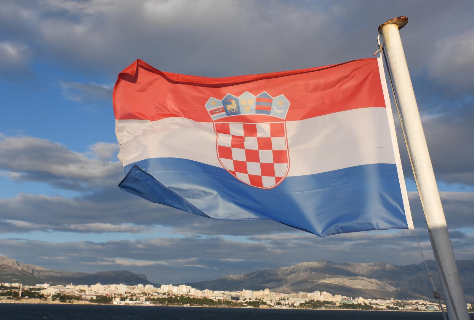 Danas je 33. godišnjica međunarodnog priznanja Republike Hrvatske. Naime, 15. siječnja 1992. priznale su nas članice tadašnje Europske zajednice, a Njemačka je taj dan odmah uspostavila i diplomatske odnose s Hrvatskom. Međunarodno priznanje Hrvatske postupno je uslijedilo nakon proglašenja neovisnosti Republike Hrvatske 25. lipnja 1991. Istog dana razdruživanje je proglasila i Slovenija i sljedeći dan su se nove samostalne države uzajamno priznale.