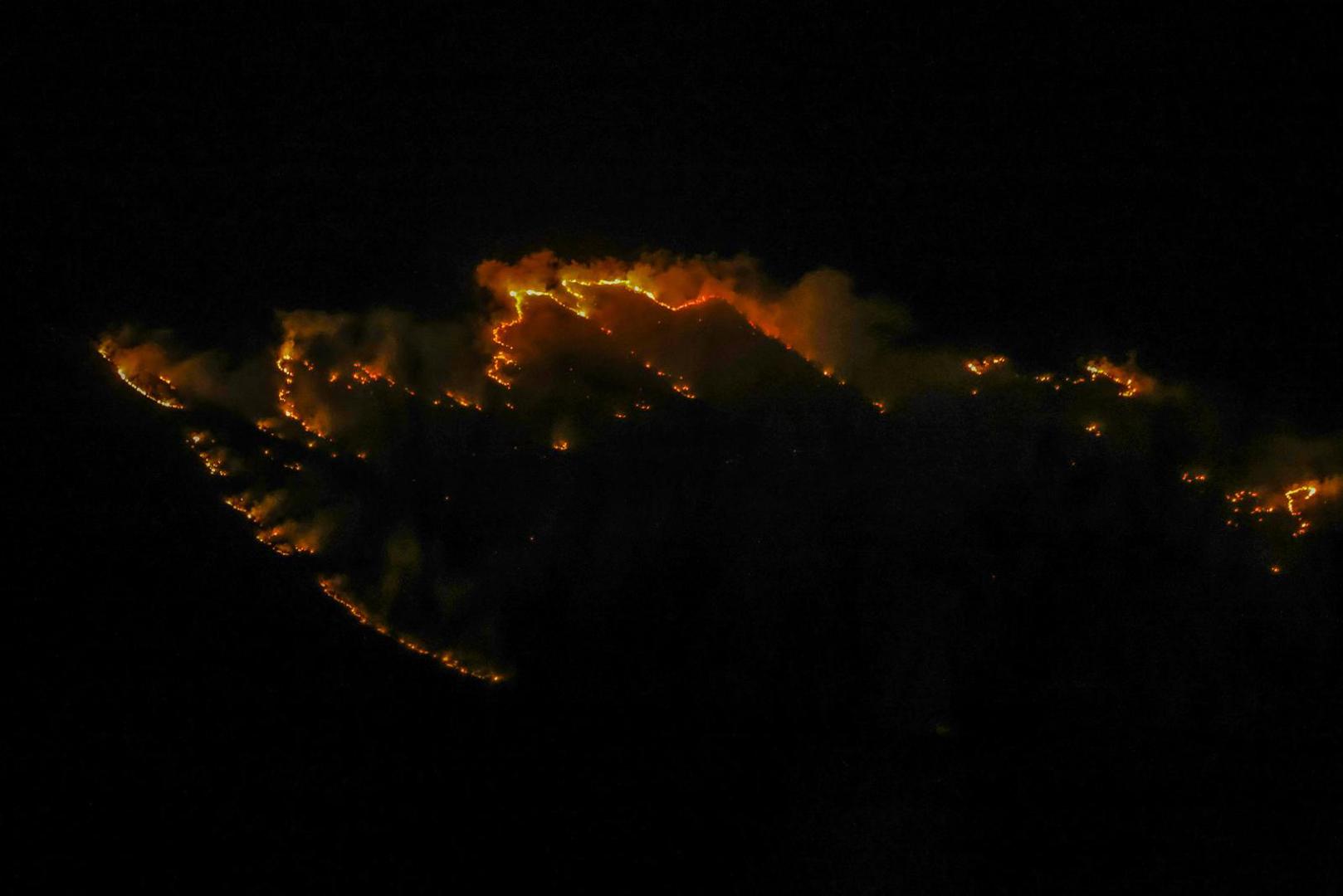 05.02.2025., Susnjevica- Danas oko 15 sati izbio je požar podno Učke, na području Kožljaka, točnije Jasenovika. Gori trava i nisko raslinje, a tamošnje kuće nisu ugrožene. Na terenu je 50 vatrogasaca s 15 vozila.  Photo: Srecko Niketic/PIXSELL