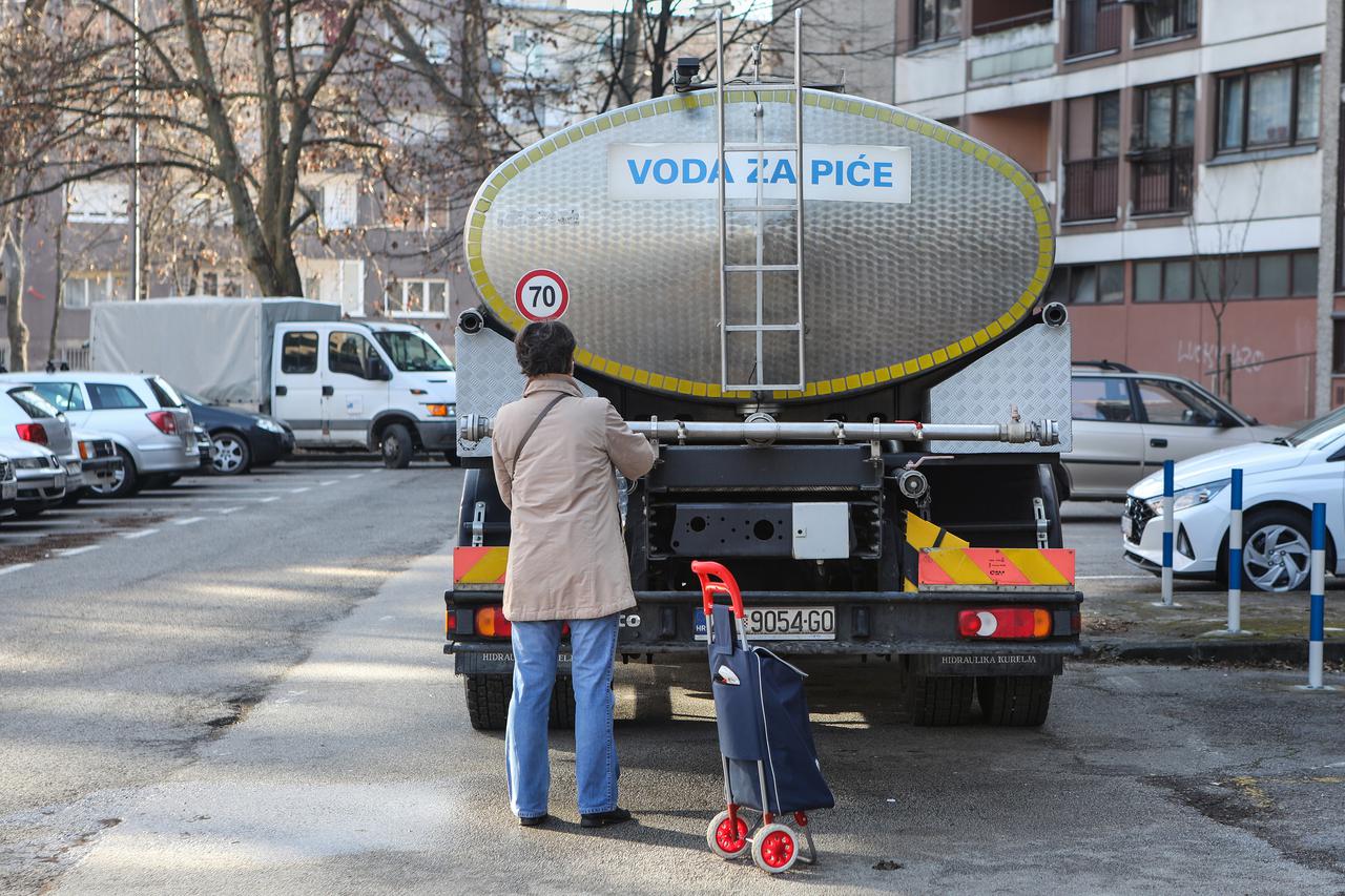 Zagreb: Nakon puknuća cijevi  na Savicu je stigla cisterna s vodom