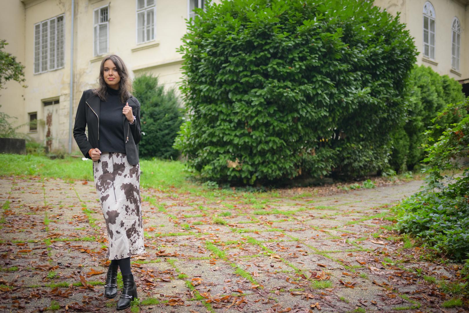 - Kad smo stigli, liječnica im je rekla da bih bila mrtva da smo došli samo pet minuta kasnije. Oni su me doslovno spasili. Srećom, u bolnici se u tom trenutku našao i jedan liječnik iz Beograda koji se inače bavi malformacijama. Odmah je prepoznao što mi je i rekao kolegama da mi otvore glavu i stave dren da sva krv iziđe. Stavili su me u induciranu komu i rekli mojim prijateljima da što prije dođu do mojih roditelja da me dođu vidjeti i pozdraviti se sa mnom prije nego što umrem. Vjerovali su da neću preživjeti noć - ispričala nam je tada iskreno lijepa Kim Kosanović.