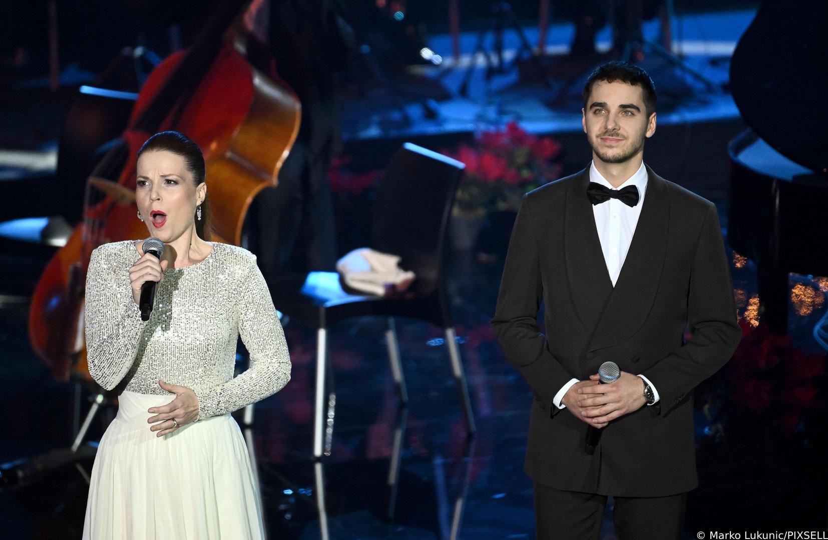 Kao i svake godine, izvođače je pratilo sedam zborova iz različitih dijelova Hrvatske: mješoviti pjevački zbor KUD-a Rudolf Rajter iz Ivanca, mješoviti pjevački zbor Roženice iz Pazina, mješoviti pjevački zbor Vitez KUD-a Konjšćina te zagrebački dječji zborovi - dječji pjevački zbor OŠ Ljubljanica, dječji pjevački zbor OŠ "Izidor Kršnjavi", djevojački zbor Zvjezdice i dječji zbor Hrvatske radiotelevizije.