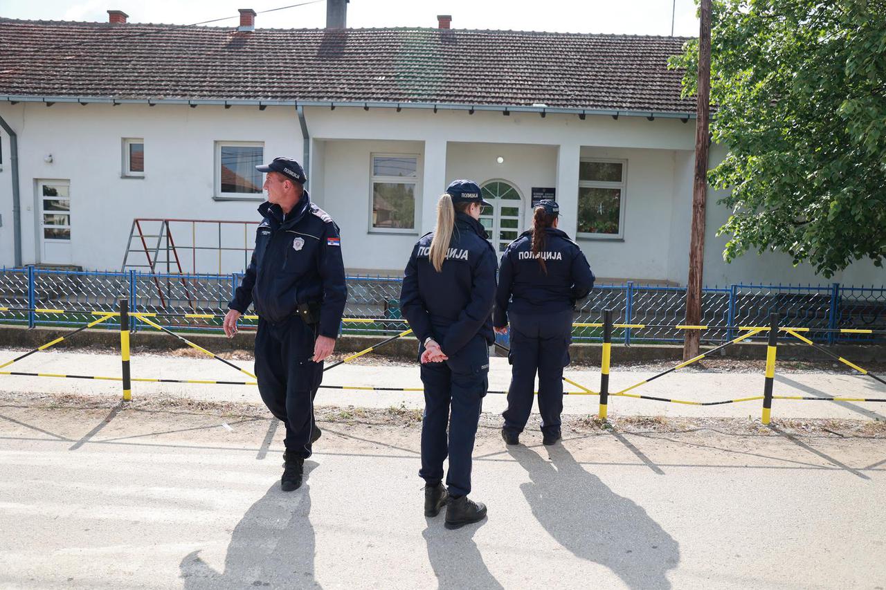 Dubona: Pripadnici policije na ulici ispred škole gdje je 21-godišnjak pucao na ljude