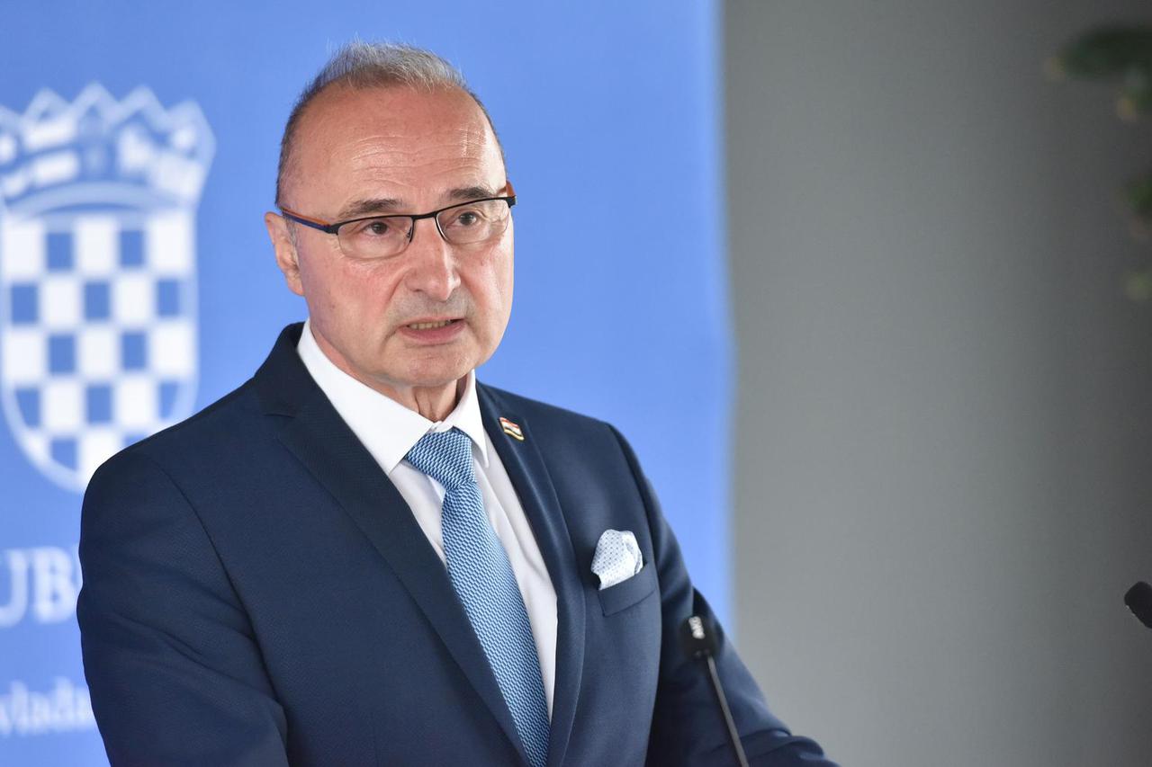 Grlić Radman obratio se medijima prije početka sjednice Vlade