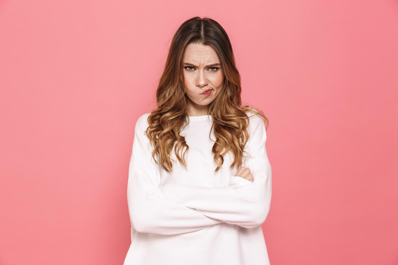 Jarac: Jarac je sličan Djevici po tome što voli da se stvari rade na određeni način, posebno u vezi s bilo čim što ima veze s njihovim poslom ili karijerom. Budući da je njihov vladajući planet Saturn, planet odlučnosti i nagona, ovaj znak je ‘vrlo tvrdoglav i nepokolebljiv’, primjećuje Nguen, dodajući da se ‘ljute kada stvari ne idu prema njihovom planu’.’Na površini djeluju hladnokrvno, smireno i sabrano, no ipak imaju opsesivne tendencije i teško uspijevaju kontrolirati svoj temperament kada se njihovi strogi rasporedi ne izvršavaju savršeno’, objašnjava Cooban.