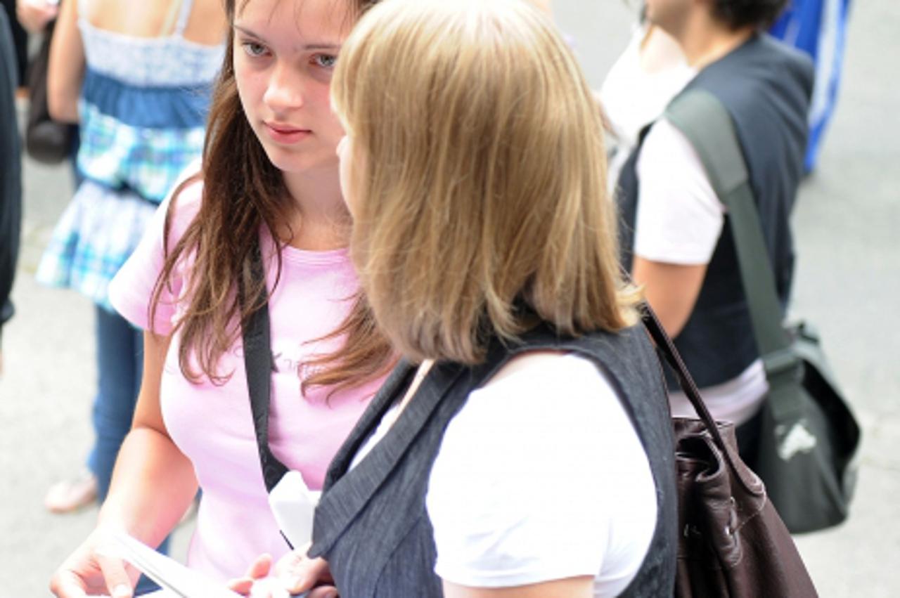 \'unutrasnja...Zagreb...13.07.2009.    Kennedyjev trg, Ekonomski fakultet, studenti dolaze na prijemni ispit za upis na fakultet, guzva na ulazu,  Photo: Goran Stanzl/Vecernji list\'