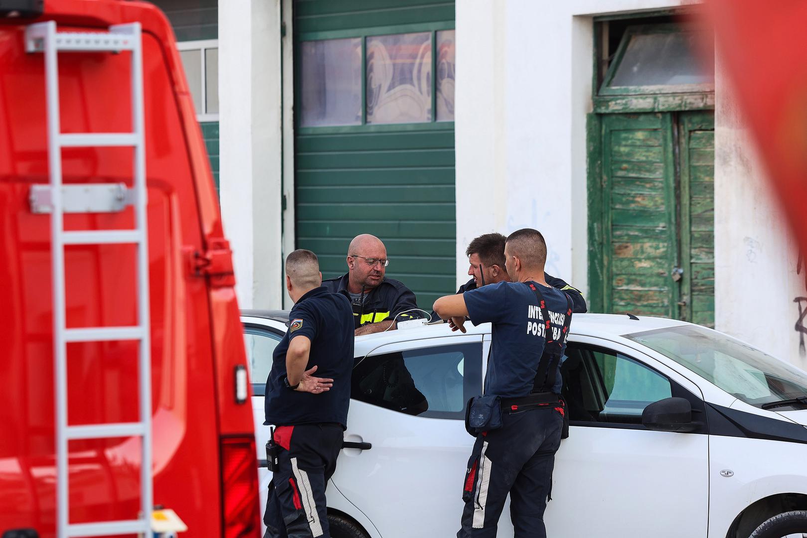 Stotine vatrogasaca branile su kuće, vozila i naselja od vatrene stihije, dok im je posao dodatno otežavao snažan vjetar.