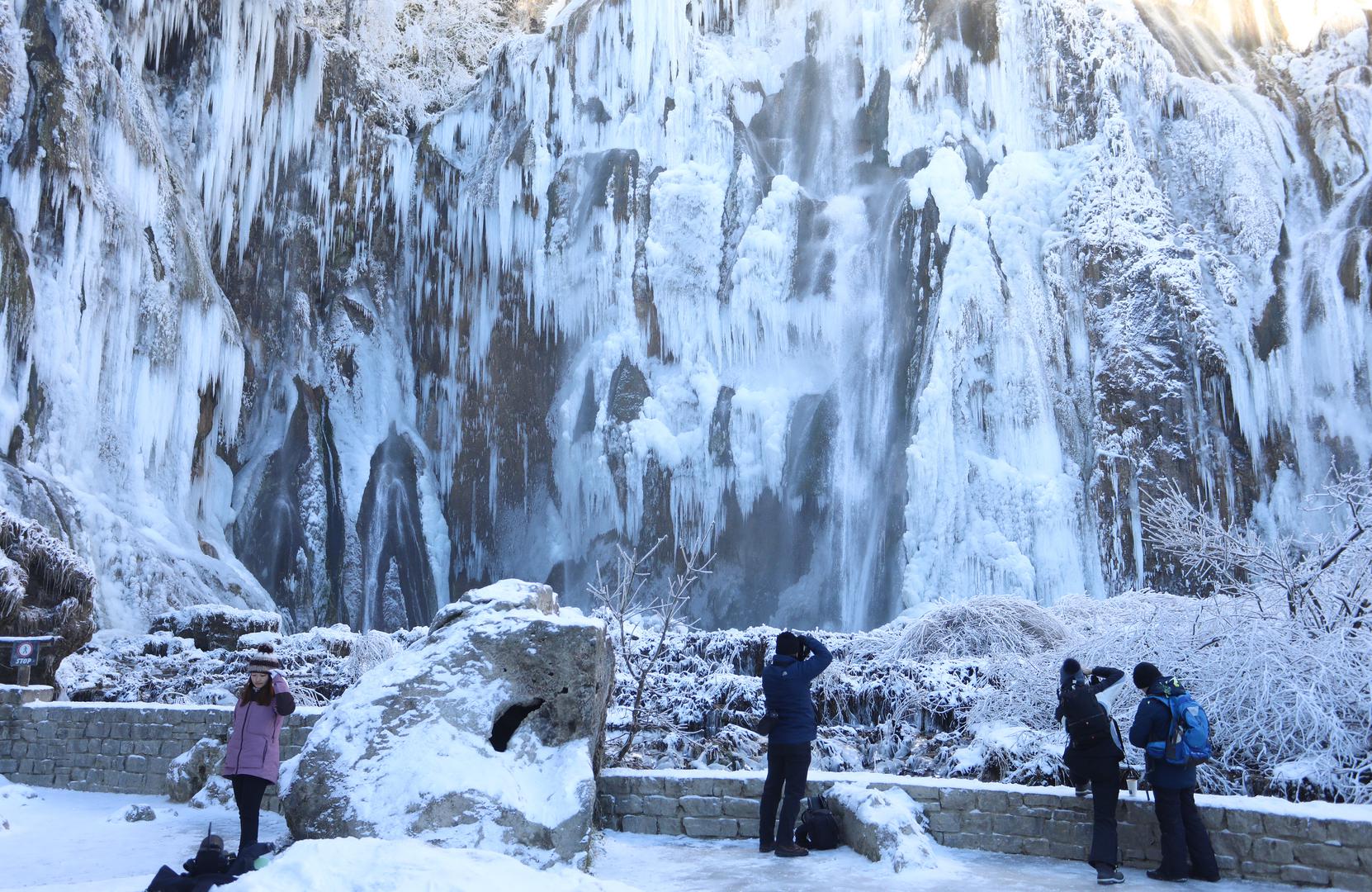 13.01.2024., Plitvicka jezera - Snijeg i debeli minusi zaledili su slapove na Plitvickim jezerima koji mame uzdahe brojnih posjetitelja. Photo: Kristina Stedul Fabac/PIXSELL