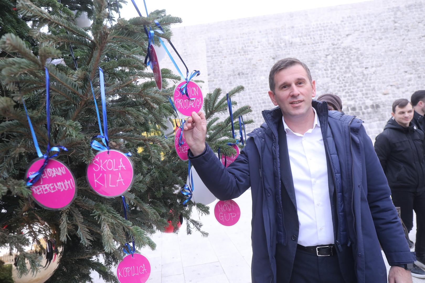 05.12.2025.,Split-Konferencija za medije kandidata za gradonacelnika Splita i saborskog zastupnika Tomislava Sute. Uoci konferencije za medije upriliceno je prigodno kicenje bozicnog drvca kuglicama s natpisima neispunjenih obecanja iz predizbornog programa gradonacelnika Ivice Puljka. Photo: Ivo Cagalj/PIXSELL