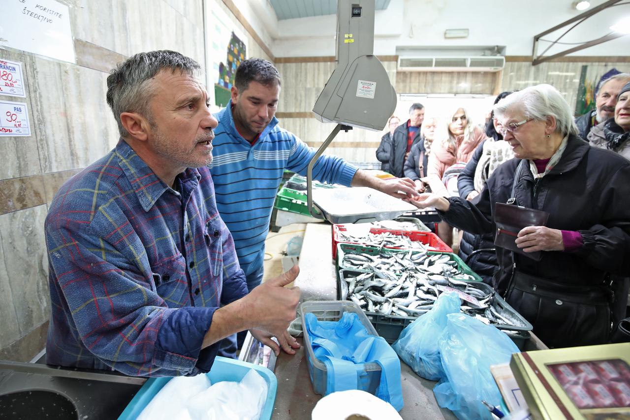 Makarska: Bogata ponuda ribe koja se prodaje odmah nakon ulova s kočarice