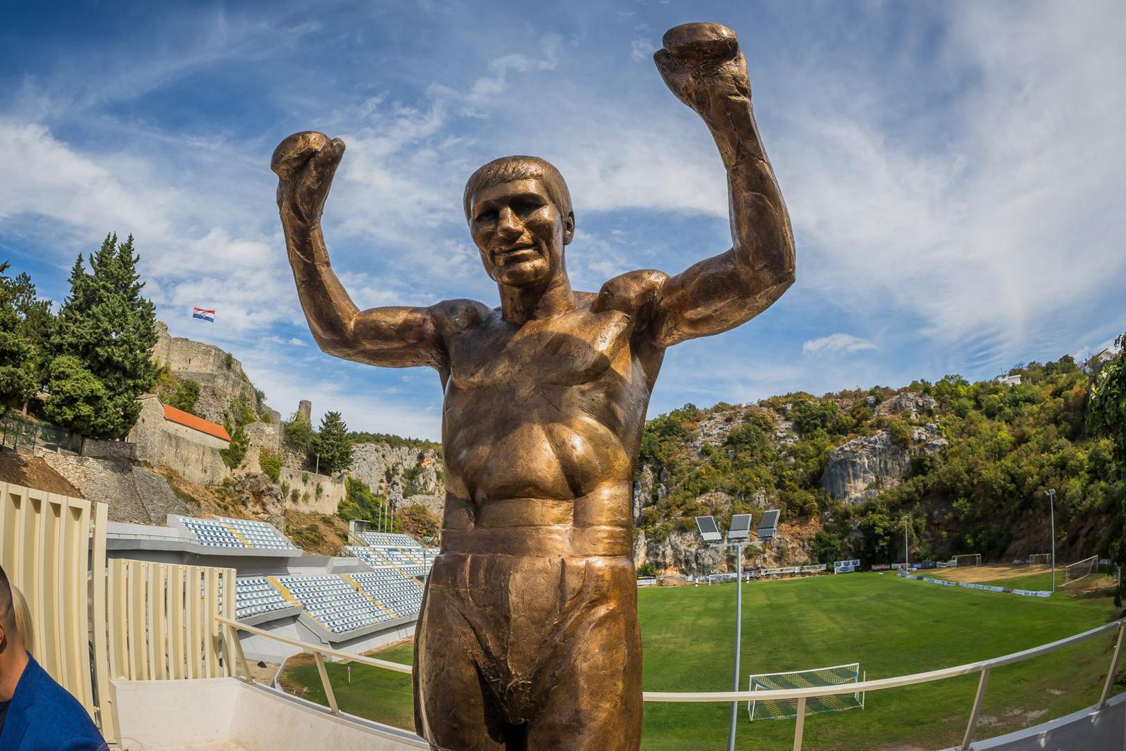 Hrvatska sportska legenda Mate Parlov nije se previše veselio svojim boksačkim uspjesima i titulama. Jednim dijelom i zato što ih je smatrao logičnom nagradom nakon teških i napornih treninga kojima se predavao bez ikakva ustezanja. Ali nije to bio jedini razlog za jedva prikrivenu sjetu jedne od najpopularnijih javnih osoba u socijalističkoj Jugoslaviji.