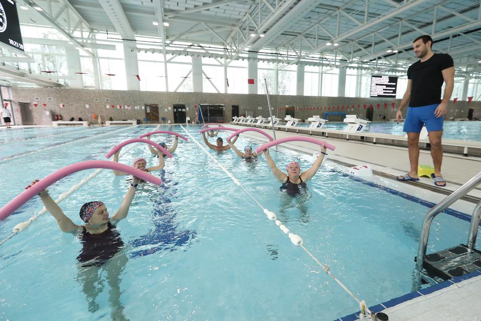 Umirovljenici uz pomoć instruktora vježbaju na bazenu Svetice