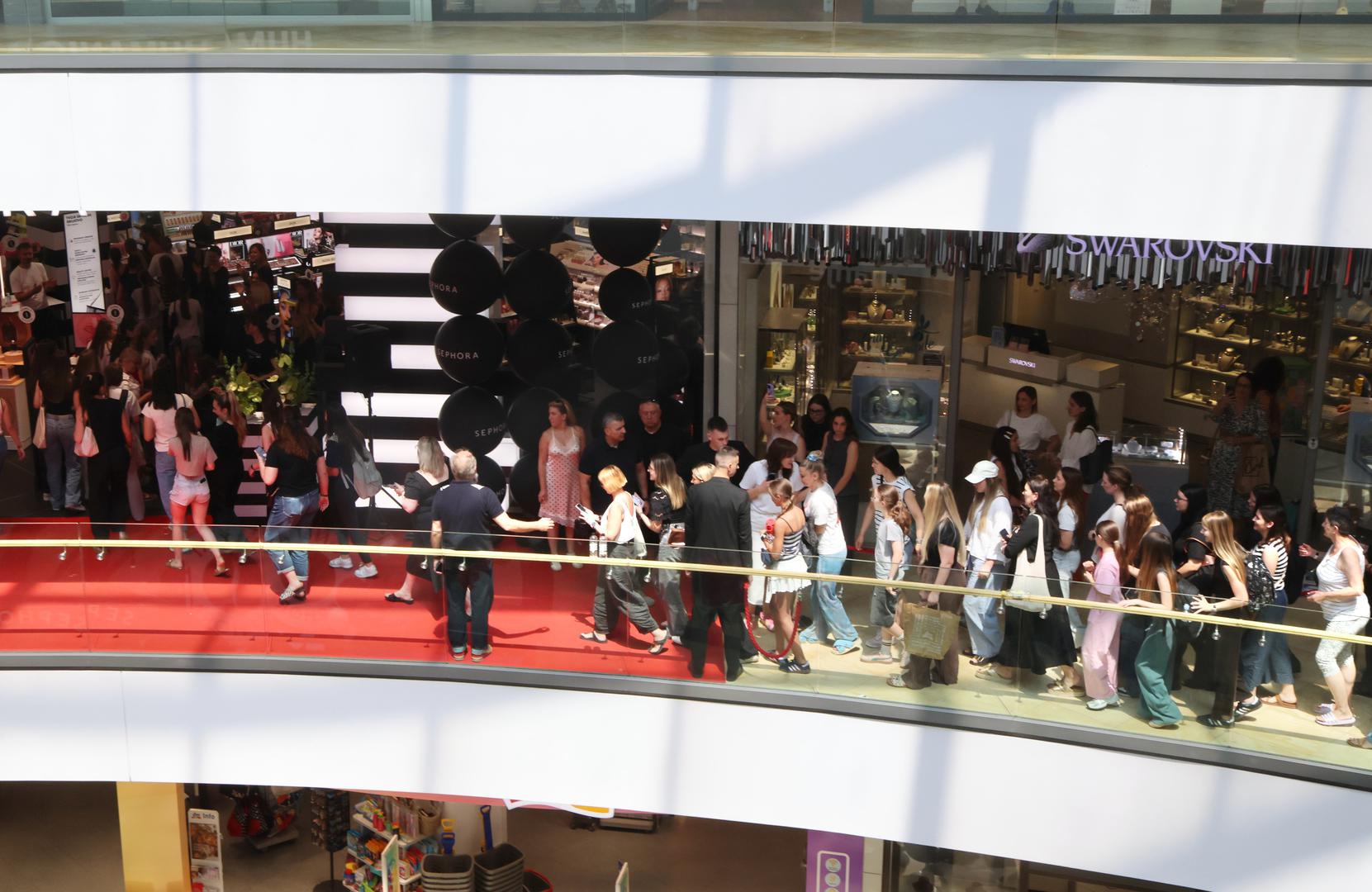 Fokus je na personaliziranom savjetovanju, visokoj razini usluge i edukaciji kupaca. Sephora u svojoj ponudi ima gotovo 500 brendova, kao i vlastitu liniju Sephora Collection.
