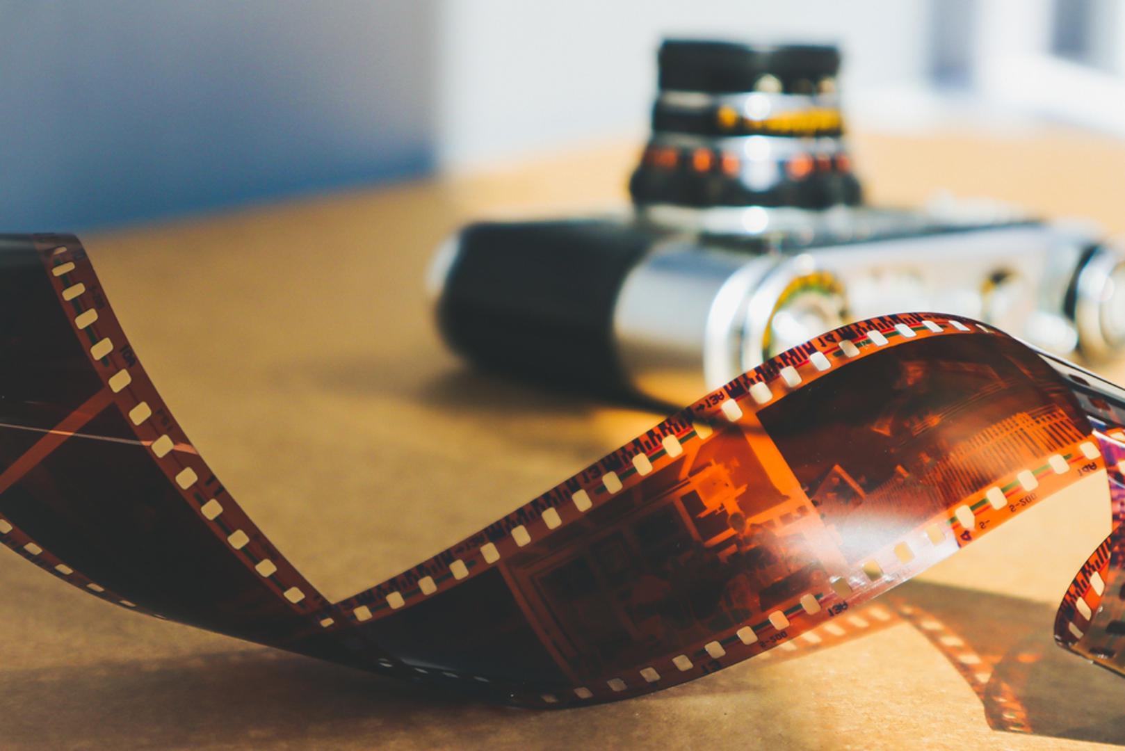 Fotoaparati na film: Slike su se nekad razvijale u foto-studijima, a čekanje rezultata imalo je posebnu draž. Digitalni fotoaparati i pametni telefoni promijenili su način bilježenja uspomena, no analogna fotografija među entuzijastima doživljava blagu renesansu.