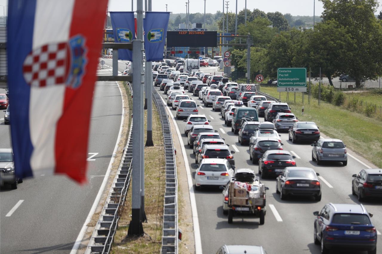 Gužve na naplatnoj postaji Lučko