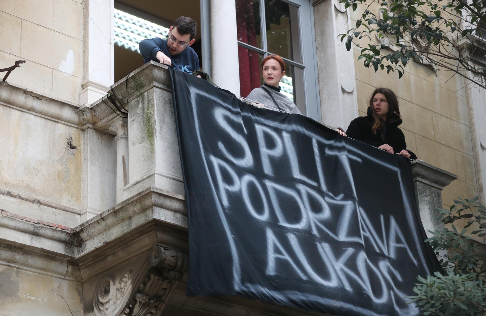 "Split podržava AUKOS" piše na transparentu koji su razvili splitski studenti