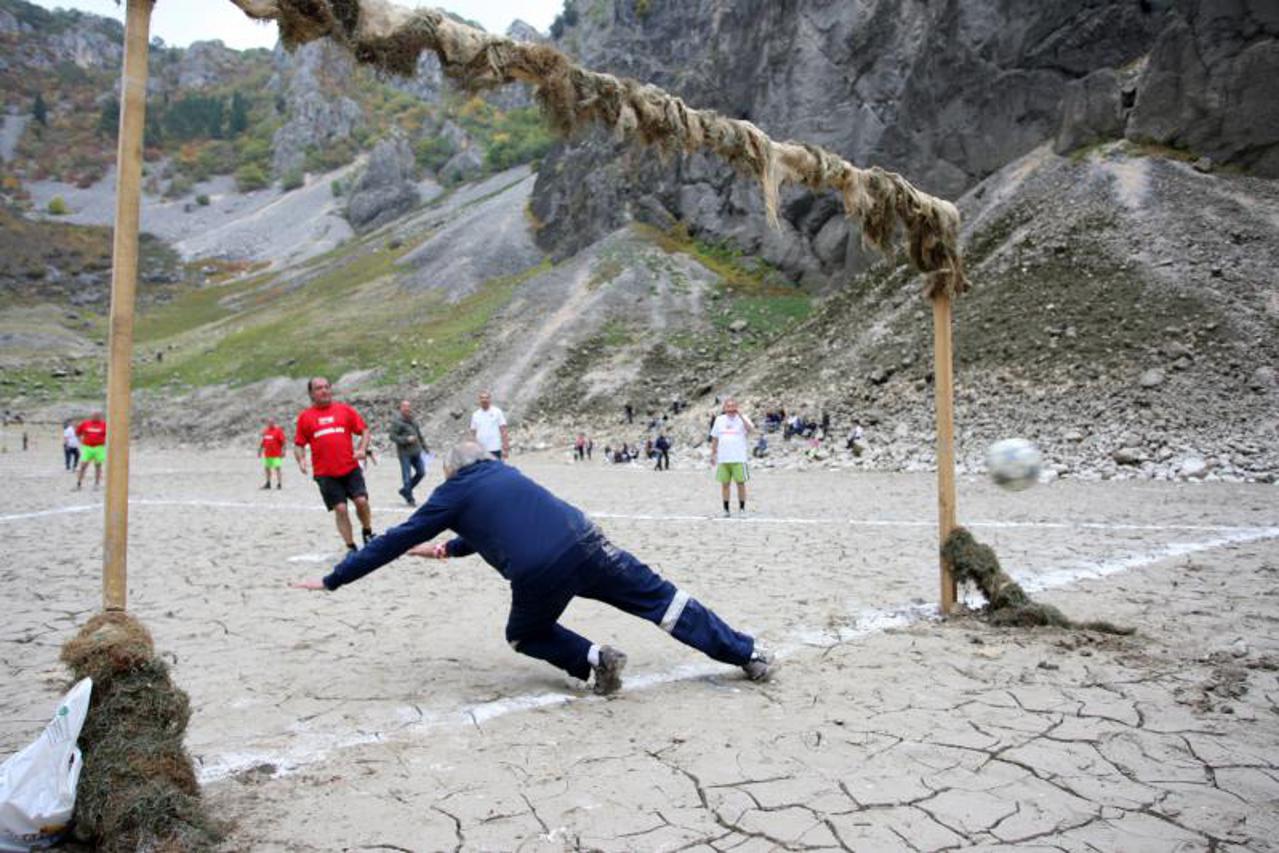 Nogometna utakmica u Mordom jezeru (1)