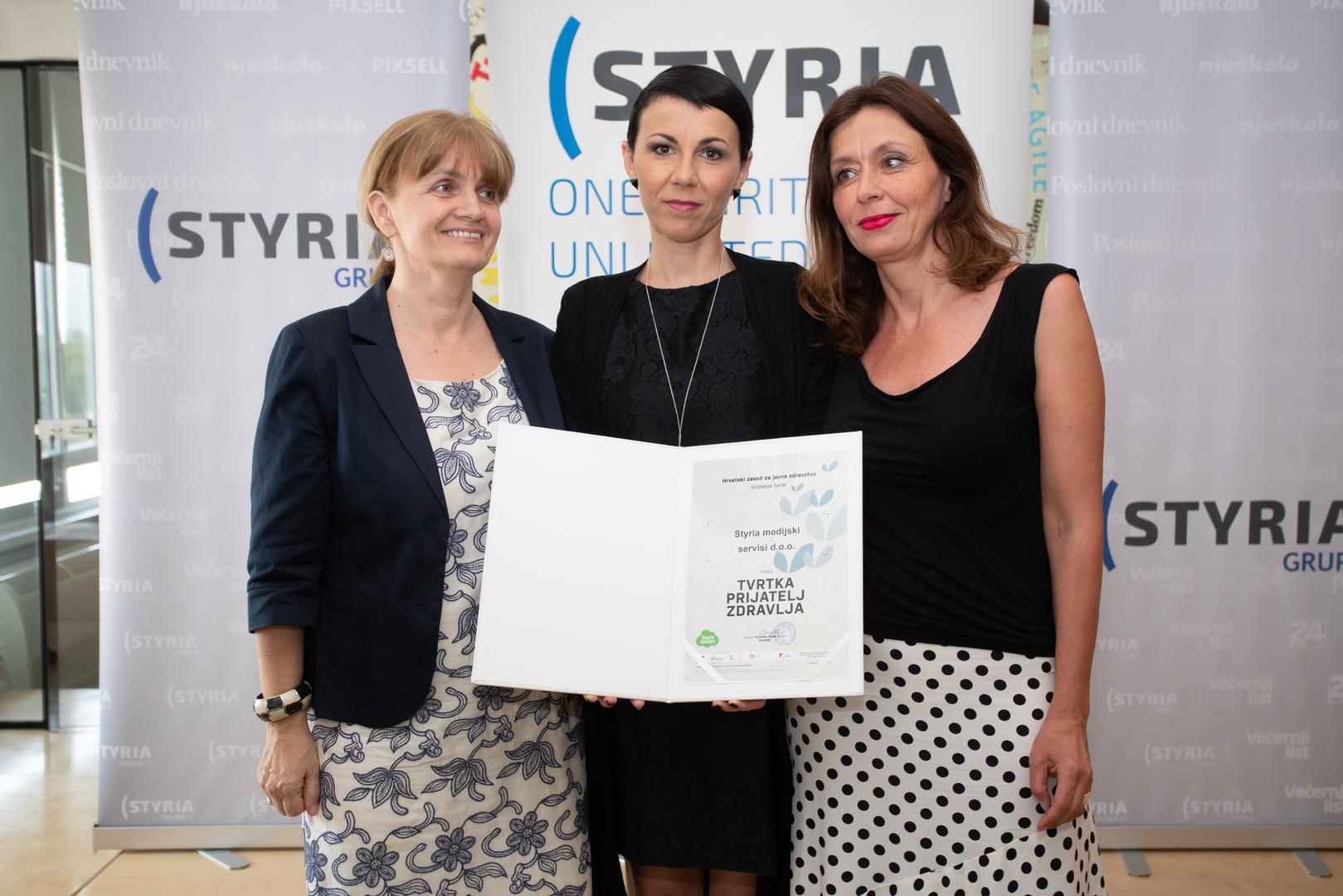 Certifikat je uime Styria grupe preuzela direktorica upravljanja ljudskim potencijalima Ivana Krajinović (u sredini)