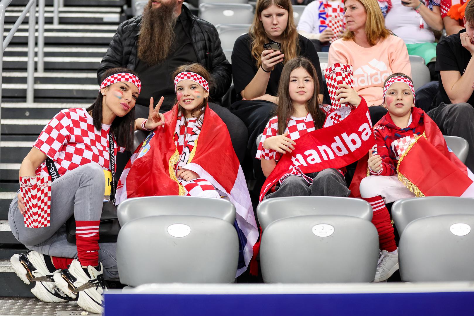 Atmosfera u dvorani nije bila na rubu usijanja, navijači je nisu ispunili do kraja već je bilo dosta praznih sjedalica