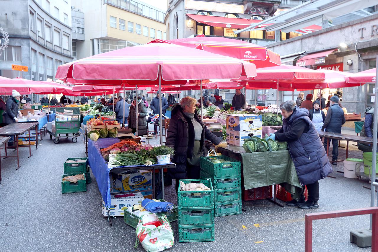 Zagreb: Prodavači s Dolca od danas Pod zidom i na Splavnici, cvjećari na Trgu