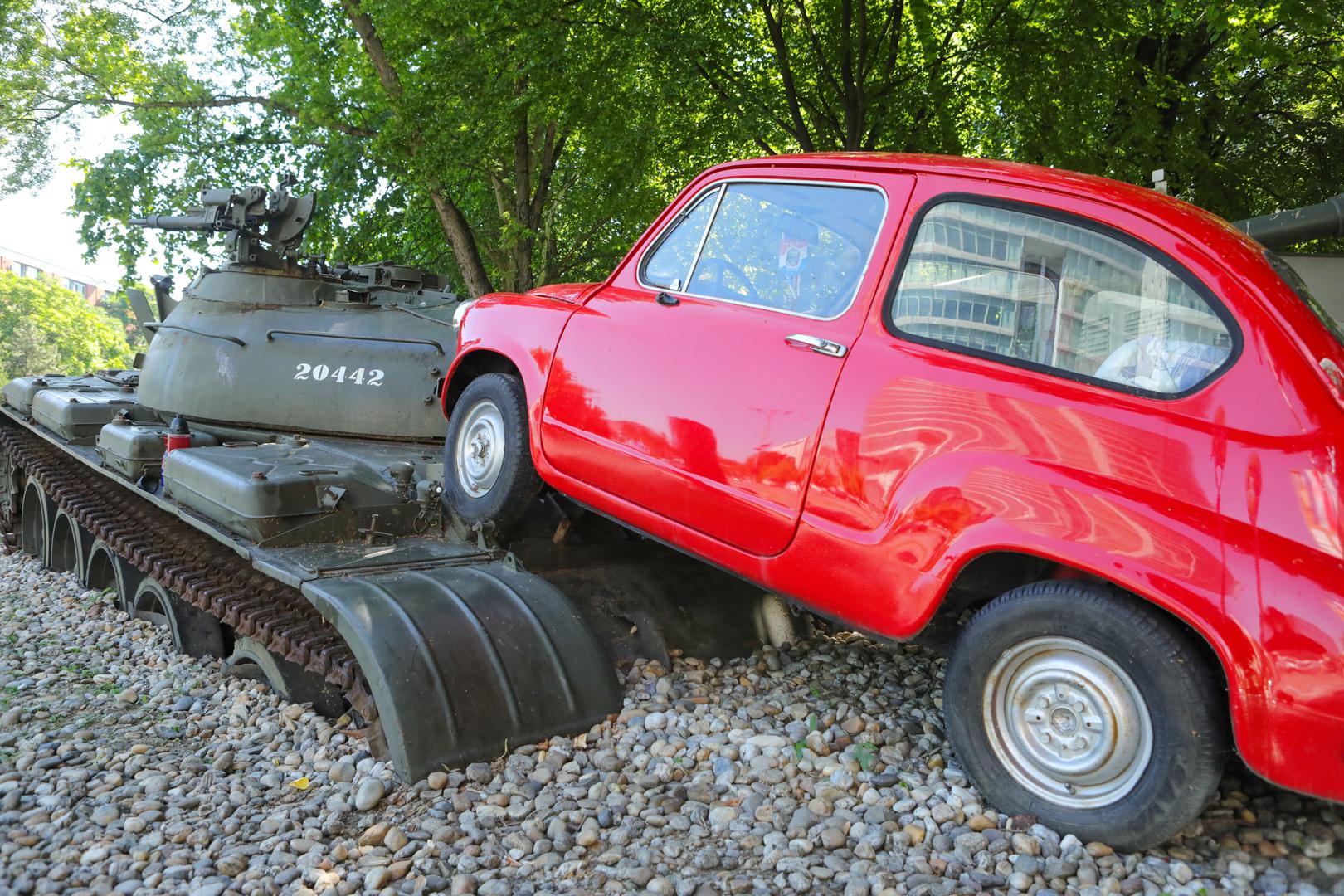 Prije točno 33 godine, tenk Jugoslavenske narodne armije u Osijeku je na križanju Vukovarske i Trpimirove ulice pregazio crvenog fiću