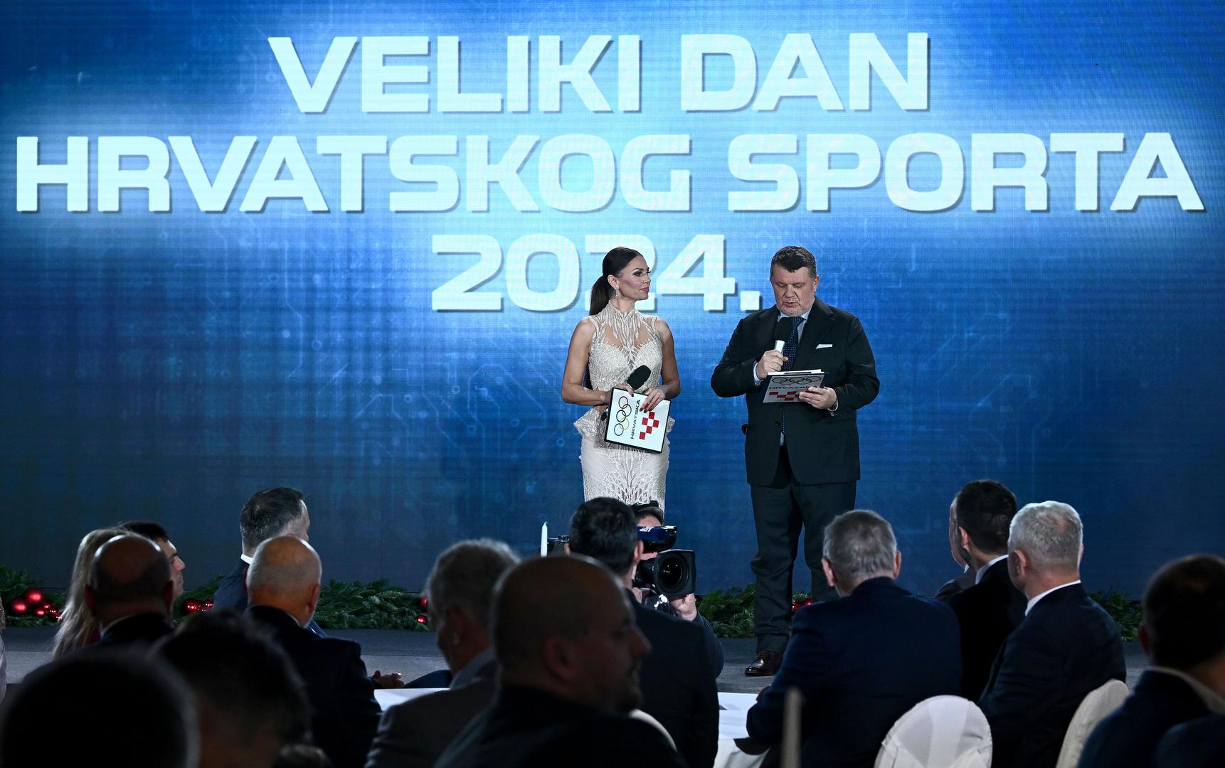  Mila je blistala u glamuroznoj haljini s potpisom dizajnerice Matije Vuice u čiji rad voditeljica ima potpuno povjerenje. 