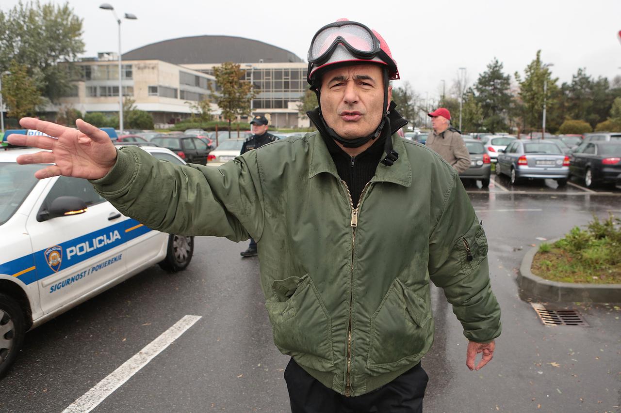 11.11.2013., Zagreb - Uslijed jakog olujnog vjetra urusio se dio stare zgrade Paromlina. Zbog opasnosti od nastavka urusavanja policija osigurava parkirni prostor, a djelatnici Zagrebparinga uklanjaju vozila. Pavle Kalinic. Photo: Patrik Macek/PIXSELL