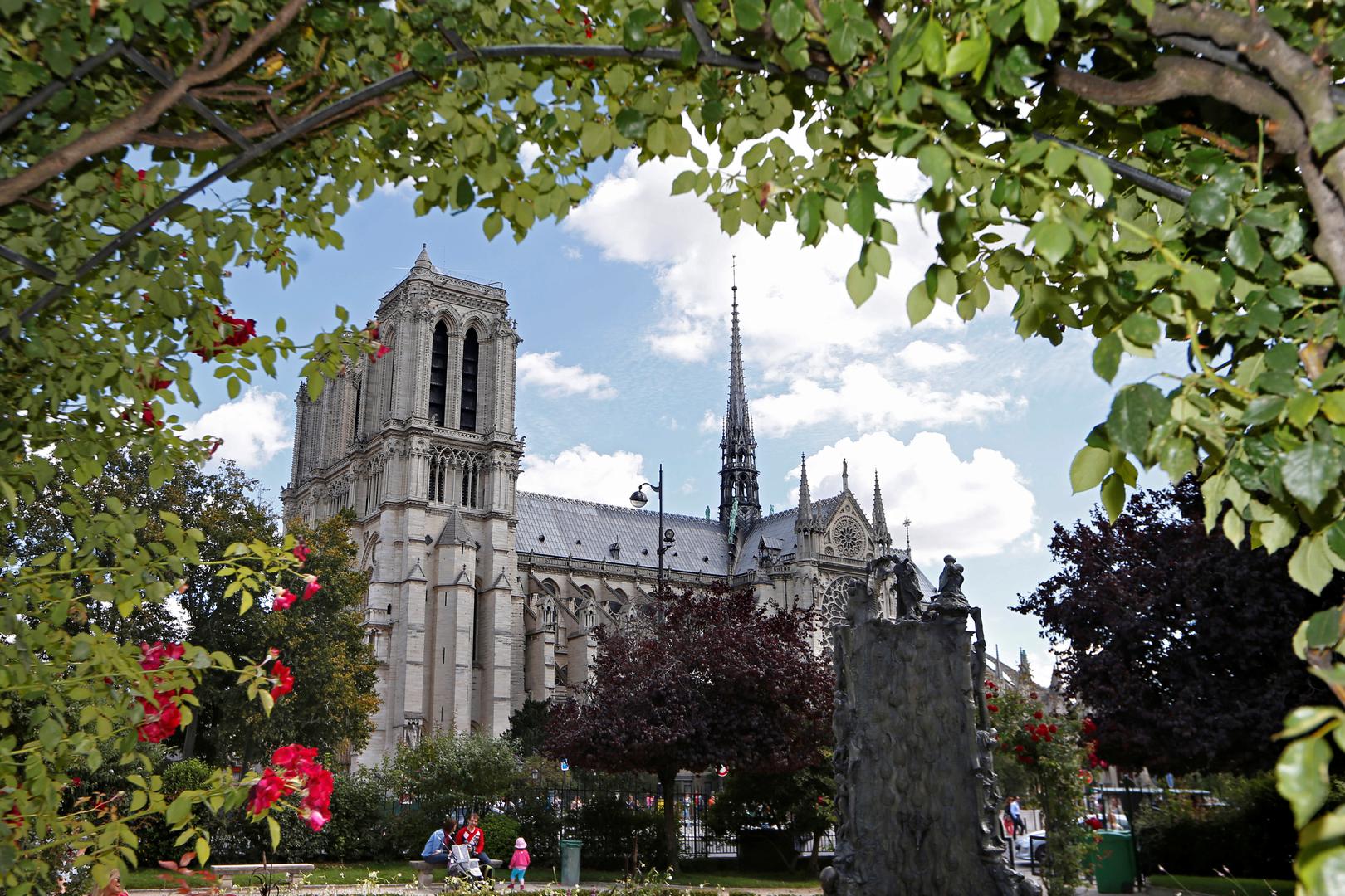 Victor Hugo iskoristio je katedralu kao mjesto radnje svoga romana "Zvonar crkve Notre-Dame", a po romanu je snimljeno nekoliko igranih i animiranih filmova.

