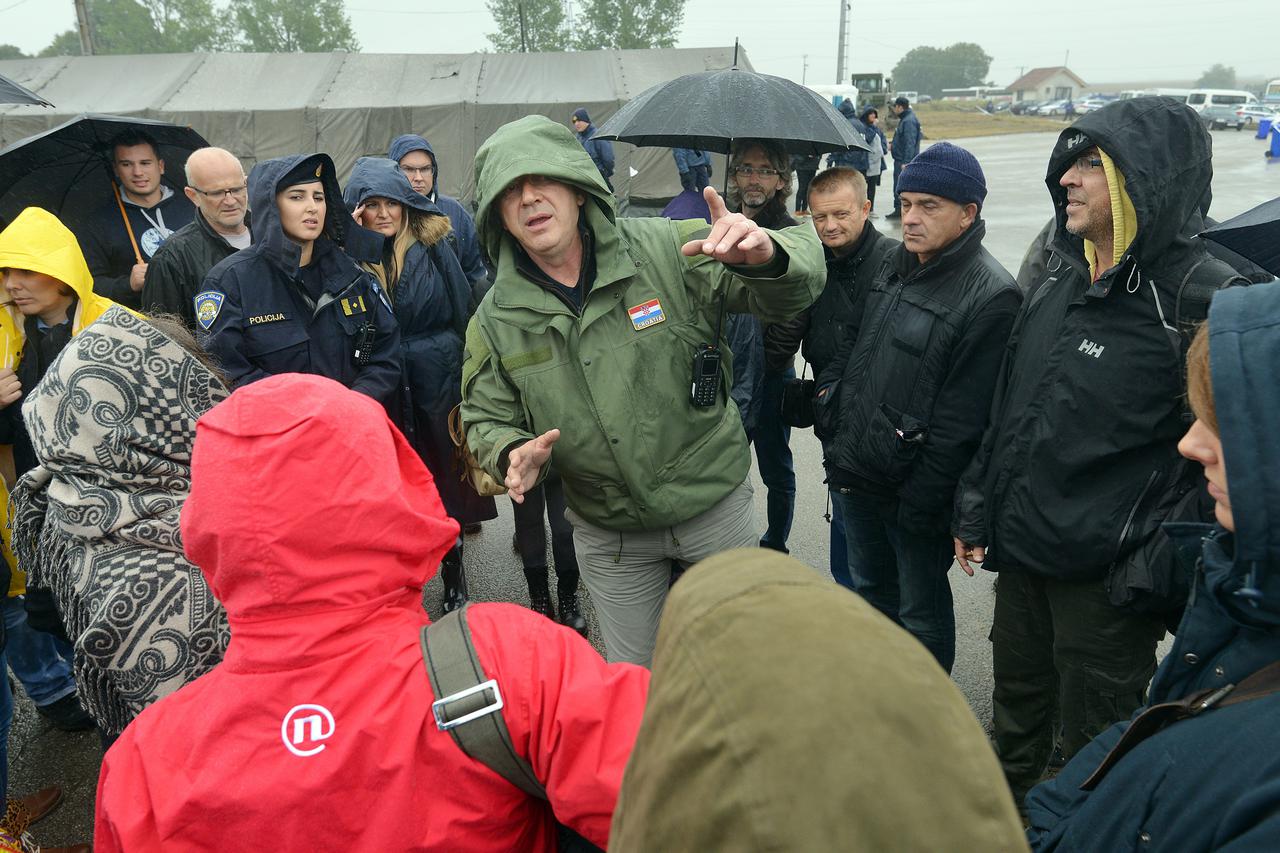 29.09.2015. Opatovac - Premjer Zoran Milanovic posjetio je privremeni izbjeglicki kamp u kojem je djelatnicima policije cestitao njihov dan. Milanovicu su se pridruzili ministri Ranko Ostojic i Ante Kotramanovic 