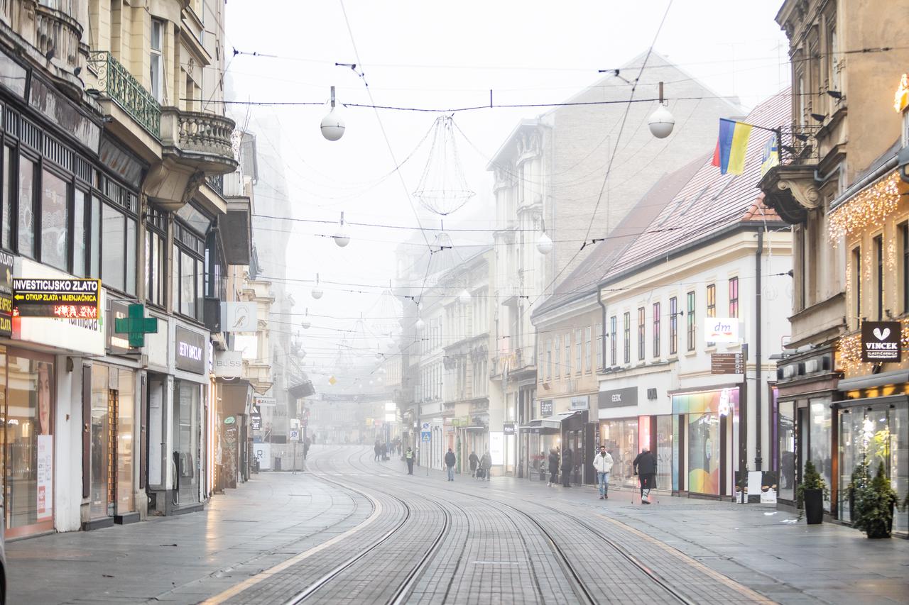 Ulice u centru Zagreba prekrivene su maglom