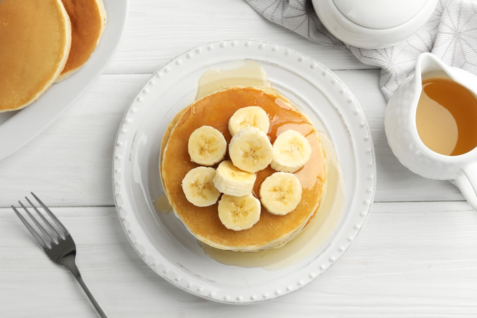 Palačinke s bananom: Napravite smjesu od dvije zgnječene banane, dva jaja i pola šalice zobenih pahuljica. Pecite na tavi dok ne porumene. Ove zdrave palačinke savršene su za početak dana.