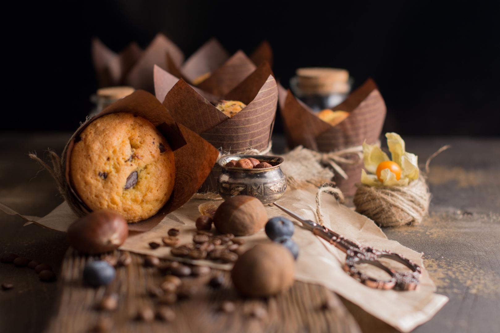 Muffini od kestena i čokolade: Kestenovo i pšenično brašno pomiješajte s jajima, mlijekom, šećerom, uljem i praškom za pecivo. U smjesu dodajte komadiće tamne čokolade, rasporedite je u kalupe za muffine i pecite dok kolačići ne postanu lijepo rumeni. Najukusniji su još mlaki, posuti šećerom u prahu i posluženi uz šalicu čaja ili kave.
*uz korištenje AI-ja