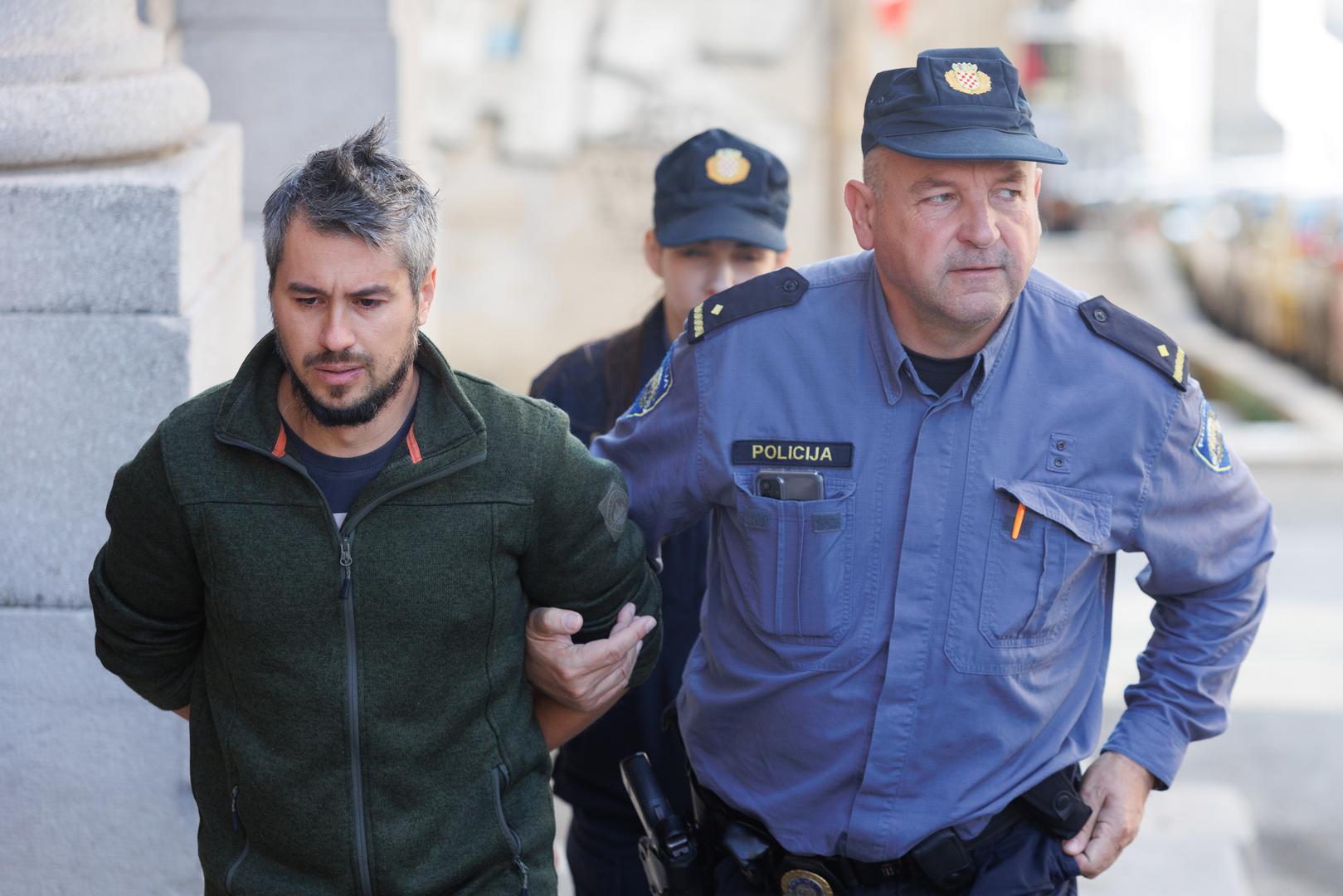 15.11.2023., Rijeka - Policija privodi Eugena Travalju, optuzenog za trgovanje kriptovalutama, tj. prevare stotina investitora koji su ukupno ulozili desetke milijuna eura.  Photo: Nel Pavletic/PIXSELL