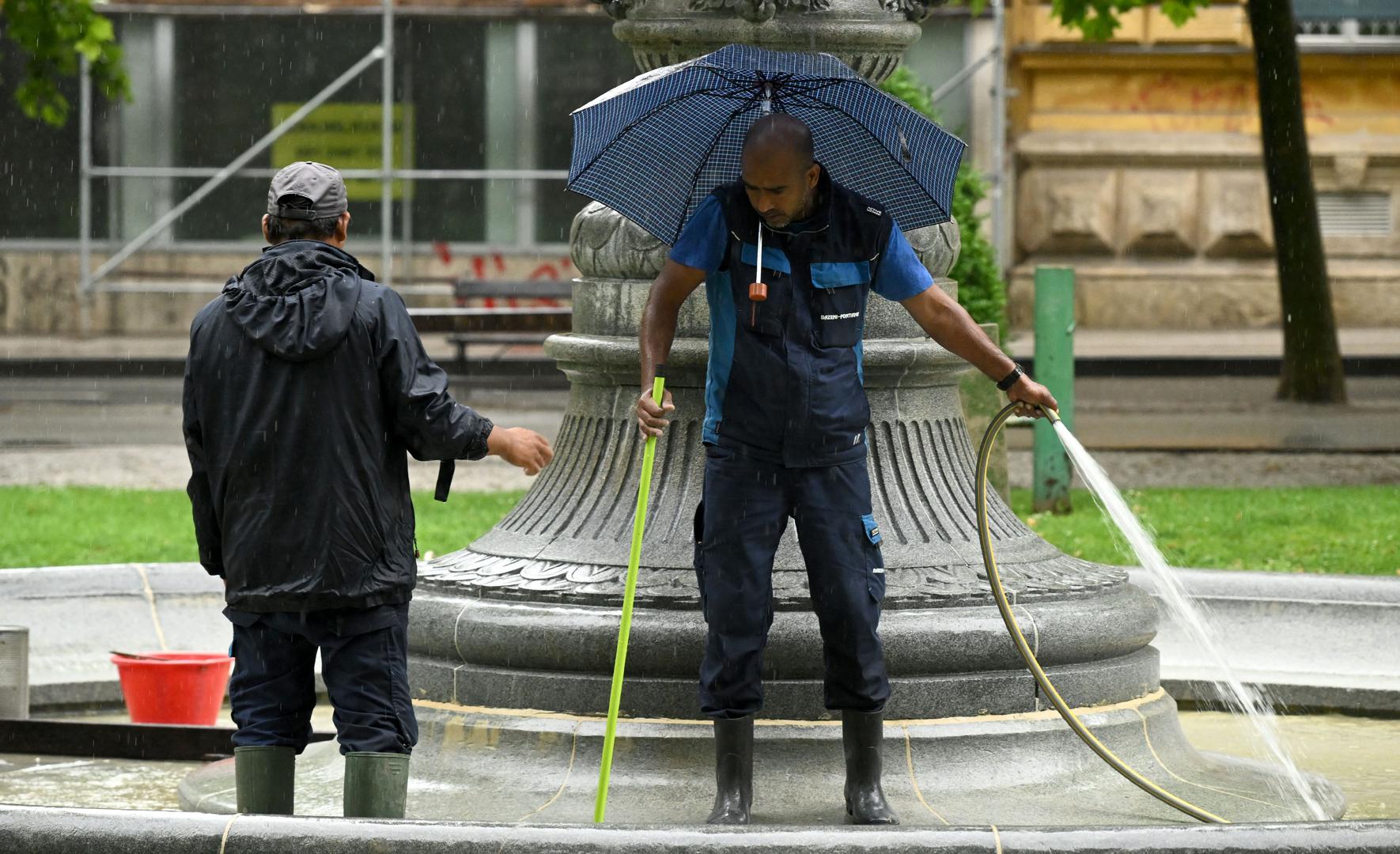 Zagreb je danas okupan kišom, no radnike koji su danas prionuli na čišćenje fontane na Zrinjevcu očito nije smetalo. 