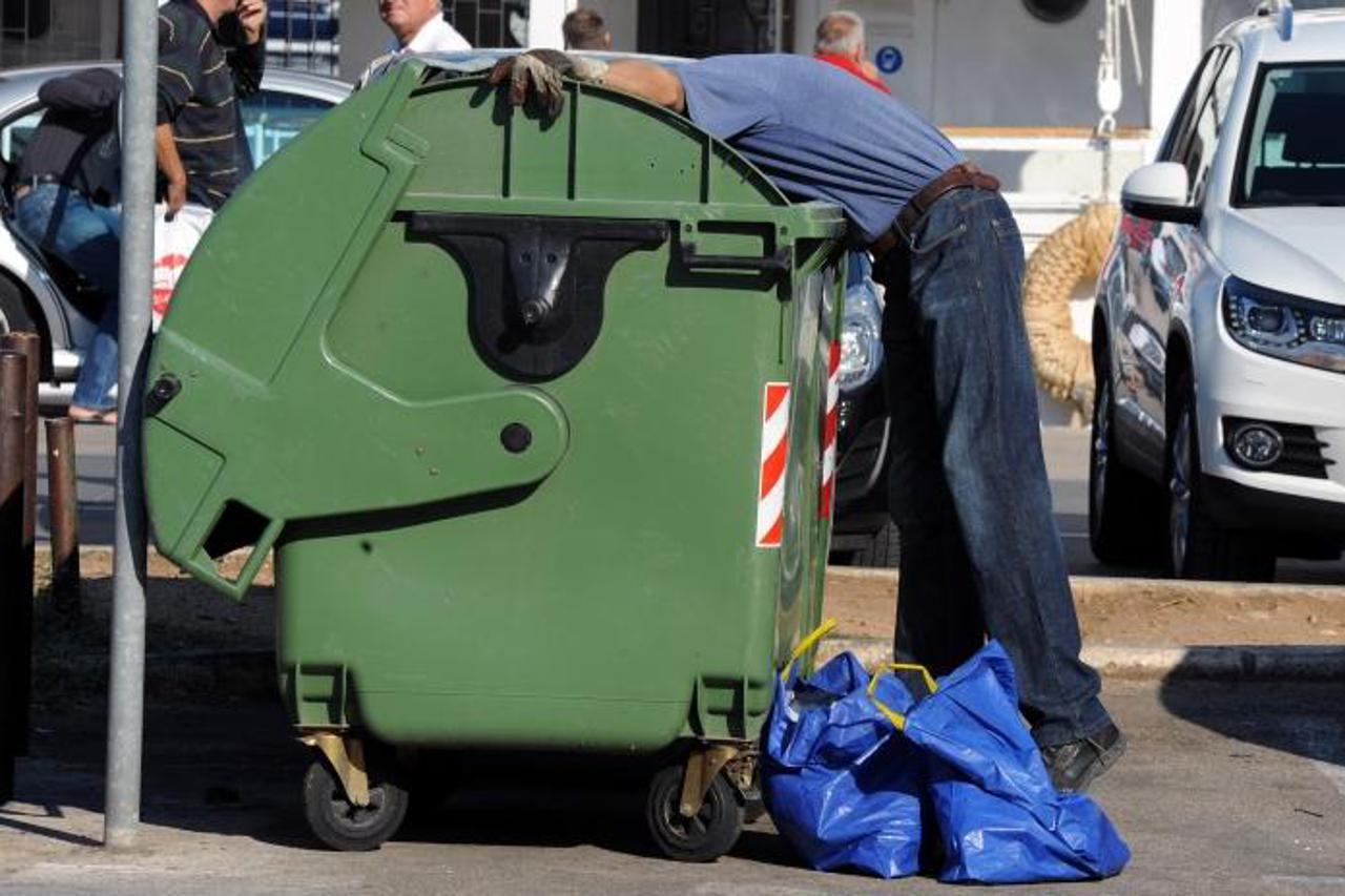 '07.09.2012., Sibenik - Sve veca neimastina tjera ljude da traze pet ambalazu po kontejnerima na sibenskoj rivi.  Photo: Hrvoje Jelavic/PIXSELL'
