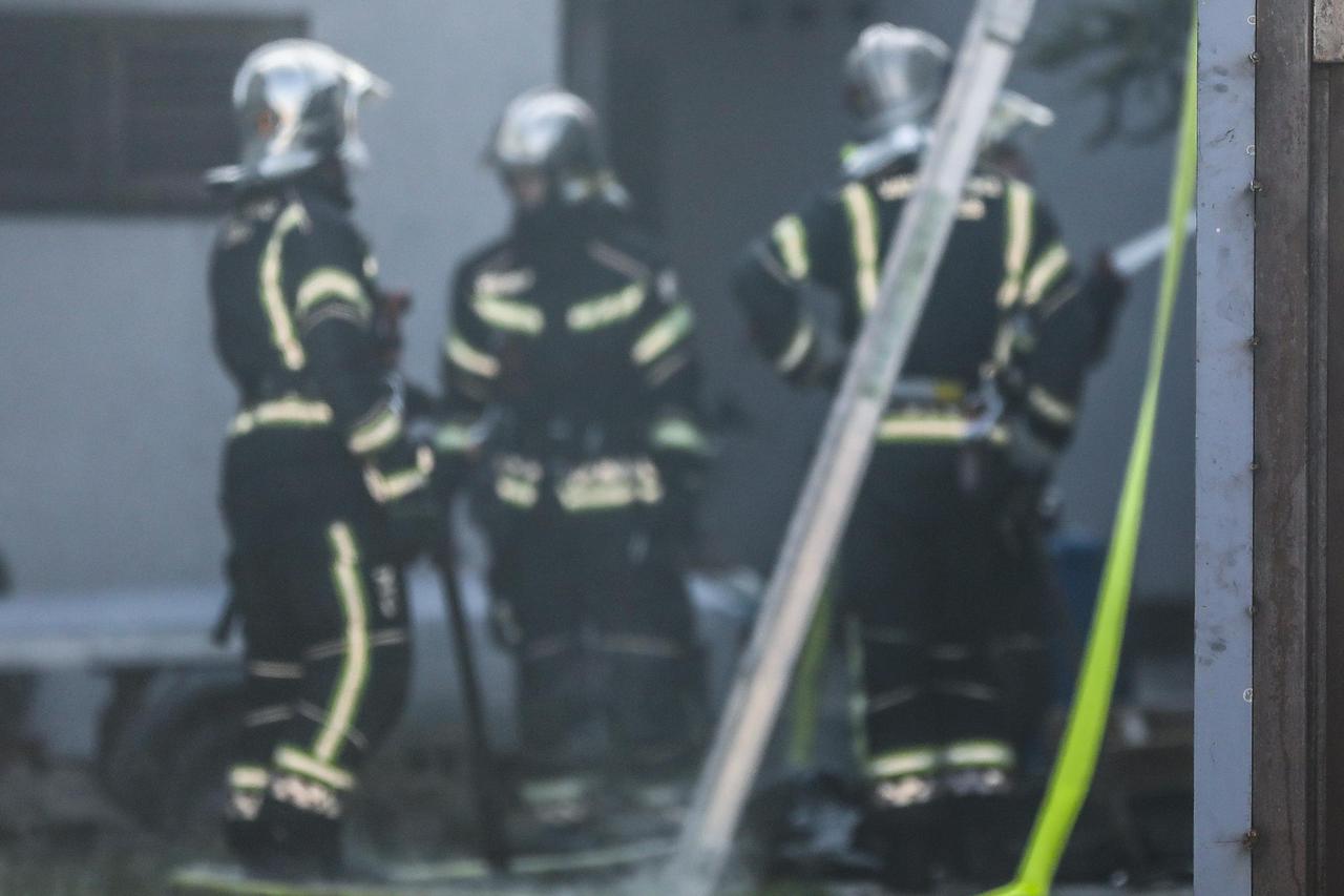 Zagreb: Vatrogasci gase manji požar koji je izbio na krovištu u Ilici 253