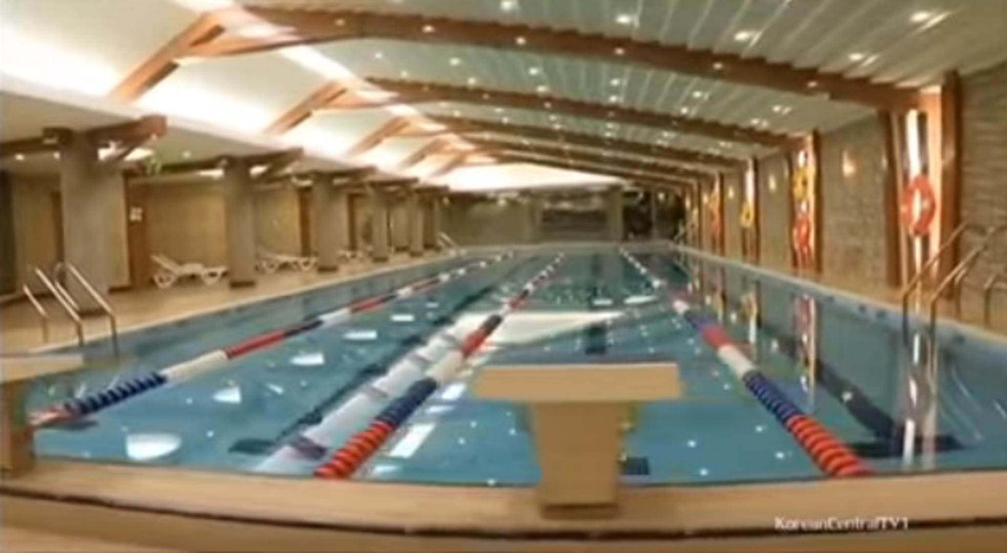 Skijalište koje je otvoreno u prosincu 2013. navodno je opremljeno skupocjenom opremom, poput europskih snježnih sanjki, zabranjenih UN-ovim sankcijama pod kojima je bila Sjeverna Koreja, a u trgovinama se mogu vidjeti proizvodi stranih i popularnih marki poput Nikea, Adidasa, Kenza, Burberryja, Lancomea i drugih. Novinarima koji su pratili južnokorejsko izaslanstvo nisu mogli utvrditi radi li se o kopijama ili originalnim proizvodima.