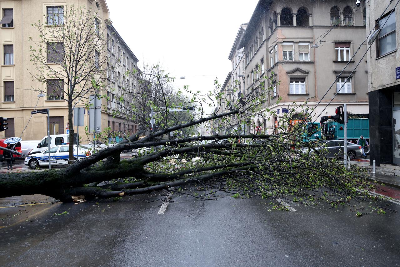 U Vrhovinama i Babinom Potoku palo je oko 50 do 80 cm snijega 