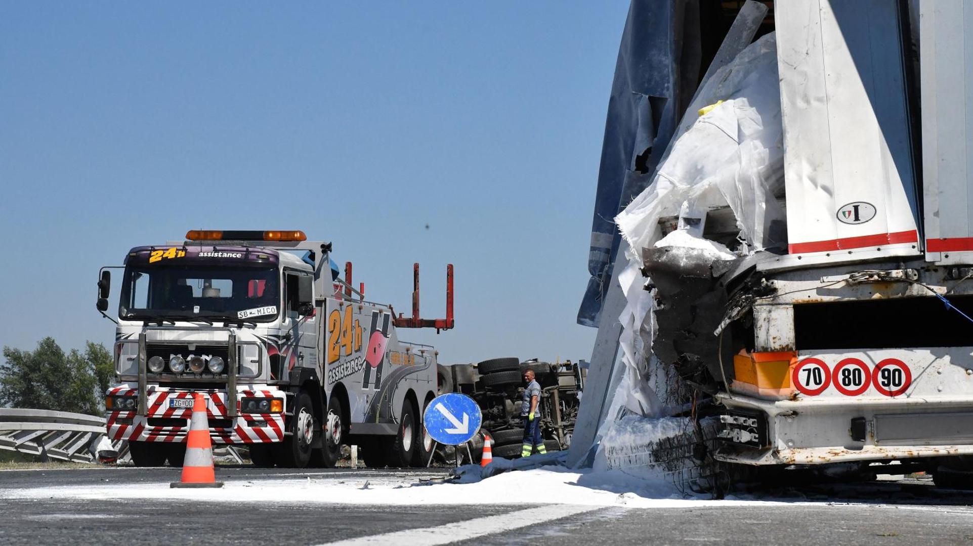 Kamionu talijanskih registracija uništila se prikolica. 