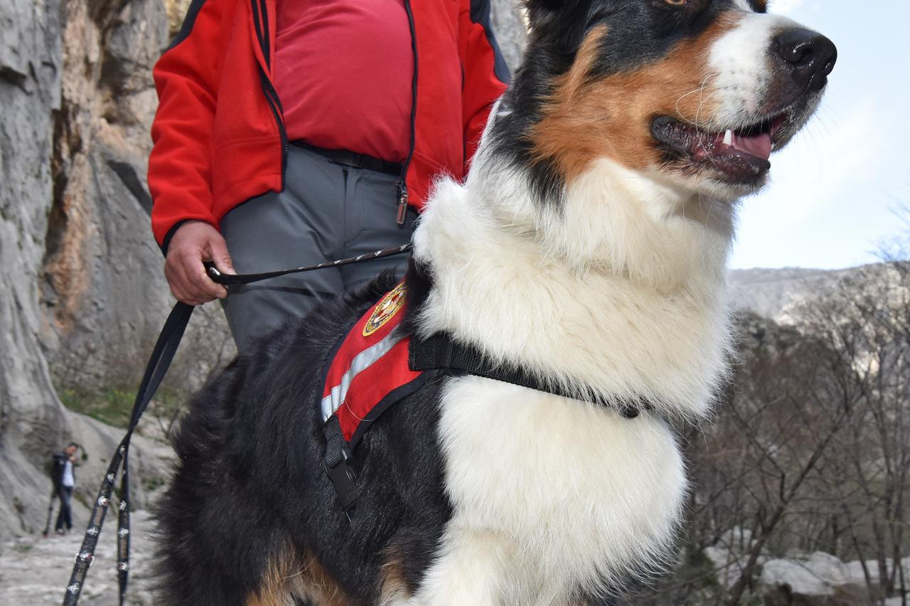 27.03.2015., Starigrad Paklenica - Premijer Zoran Milanovic nazocio je pokaznoj vjezbi spasavanja HGSS-a u kanjonu Velike Paklenice.