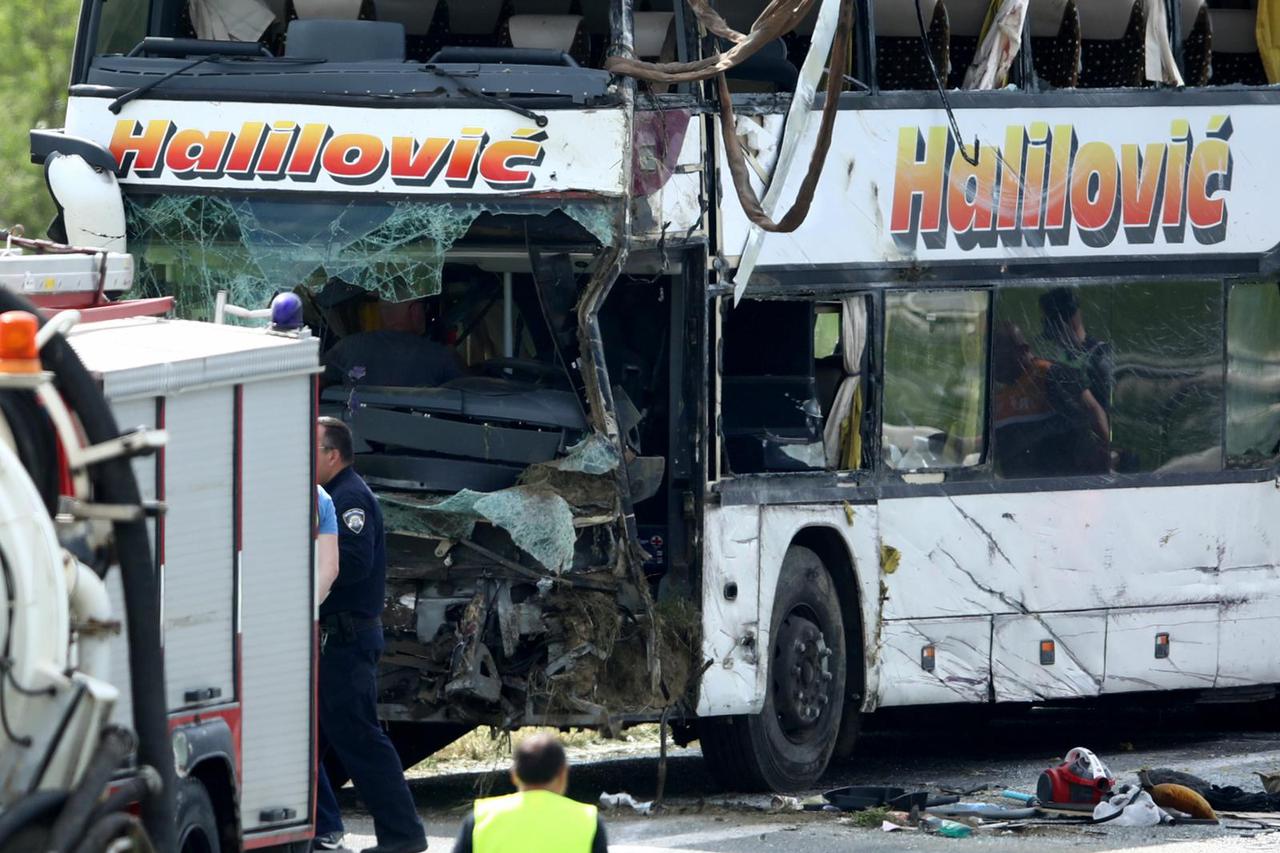 U sudaru autobusa i auta na A3 dvije osobe poginule, više ozlijeđenih