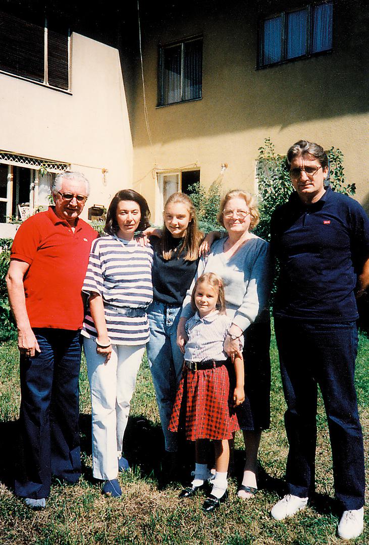 rujan 1988. – s obitelji sina Miroslava: Vanjom Morić i unukama Ninom i Ivanom, u Nazorovoj ulici u Zagrebu