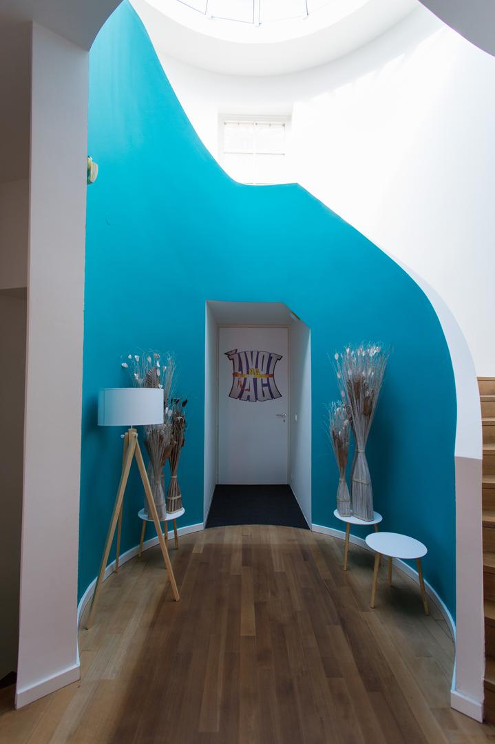 Ovo impresivno zdanje bilo je i u vlasništvu Luke Rajića, ali njegova obitelj nije tamo živjela jer njegova tadašnja supruga Borna nije htjela tamo živjeti. 